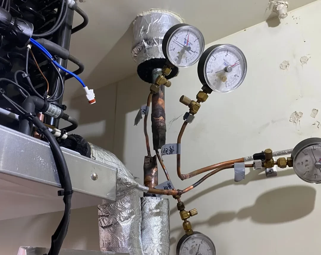 冷凍機のフロン漏洩修理の様子を公開します